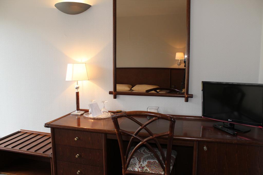 Hotel Drive In Motel Capellen Room photo